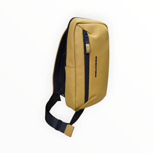 Zaino monospalla PIQUADRO porta iPad®mini in tessuto gommato GIALLO