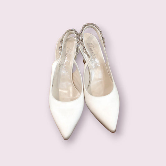 slingback in tessuto setificato bianco e accessorio gioiello