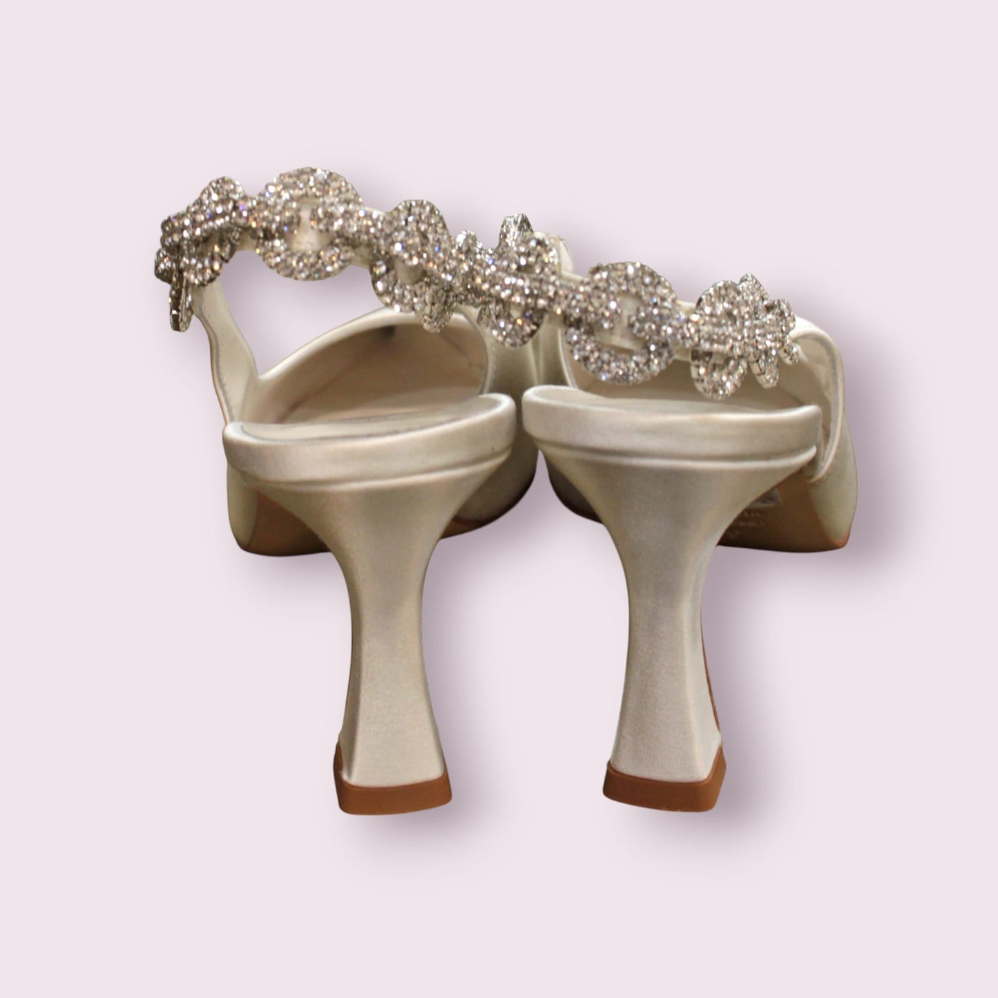 slingback in tessuto setificato bianco e accessorio gioiello
