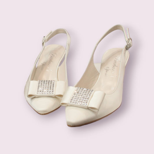 Slingback in raso bianco con tacco medio