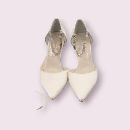 Decollete' in crepe satin bianco con cinturino alla cavigla gioiello