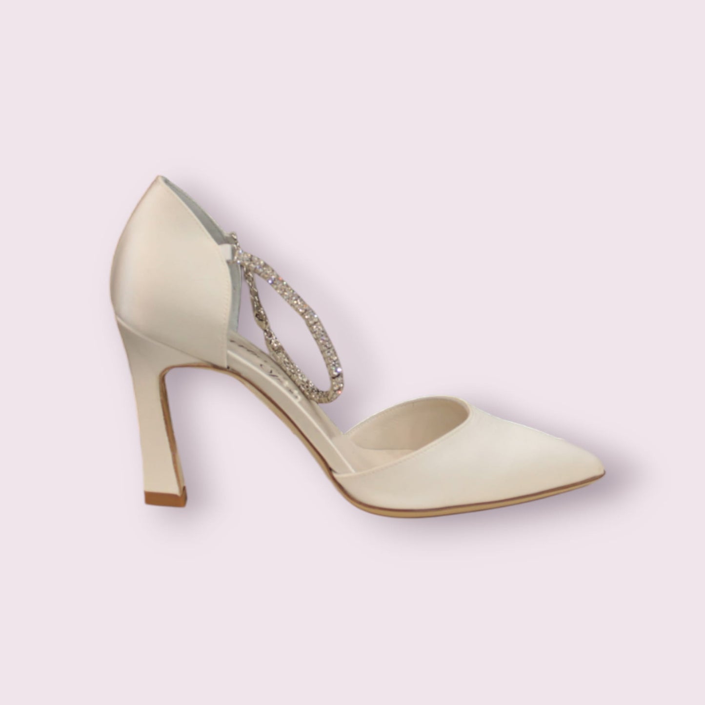 Decollete' in crepe satin bianco con cinturino alla cavigla gioiello