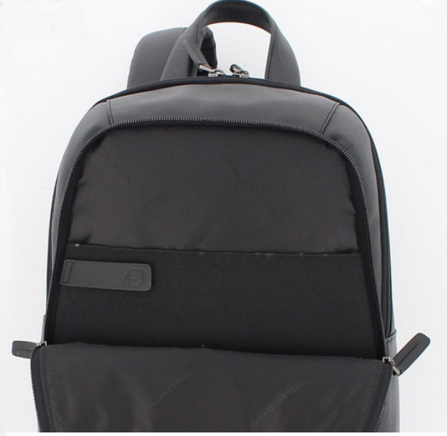 - Zaino PIQUADRO porta computer 14" in PELLE con zip frontale verticale